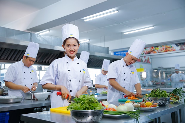 Đại Học Công Nghệ TP.HCM xét tuyển ngành Quản trị nhà hàng và dịch vụ ăn uống với 04 tổ hợp môn 