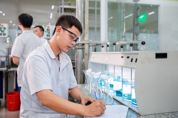 Sinh viên ngành Quản lý tài nguyên & môi trường HUTECH được thực hành tại phòng thí nghiệm hiện đại - tiện nghi 