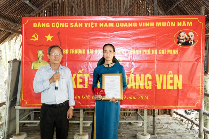 Chi bộ 8 - Hành trình “Về nguồn” và Lễ kết nạp đảng viên mới 40