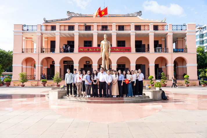 Chi bộ 11 sinh hoạt chuyên đề ngoại khóa “Theo dấu chân Bác” 13