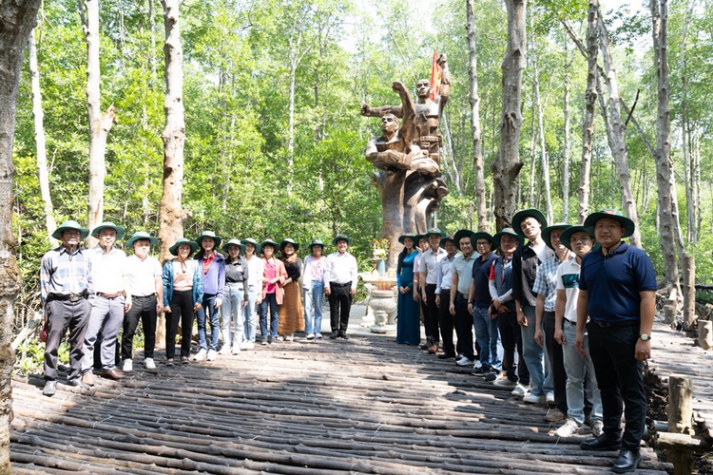 Chi bộ 8 - Hành trình “Về nguồn” và Lễ kết nạp đảng viên mới 21