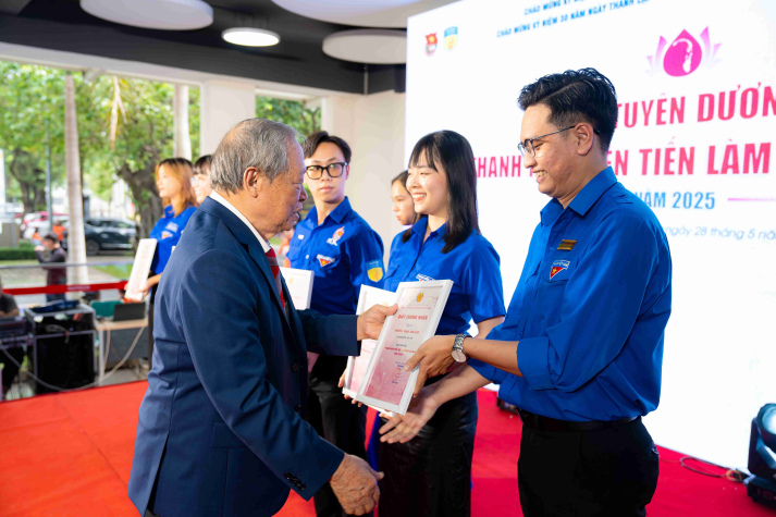 HUTECH TUYÊN DƯƠNG GIẢNG VIÊN TRẺ ĐẠT THÀNH TÍCH TRONG RÈN LUYỆN, PHẤN ĐẤU THEO GƯƠNG BÁC 6