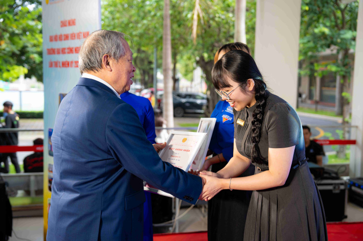 HUTECH TUYÊN DƯƠNG GIẢNG VIÊN TRẺ ĐẠT THÀNH TÍCH TRONG RÈN LUYỆN, PHẤN ĐẤU THEO GƯƠNG BÁC 9