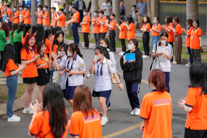 CHƯƠNG TRÌNH TÌNH NGUYỆN TIẾP SỨC MÙA THI TẠI KỲ THI ĐÁNH GIÁ NĂNG LỰC ĐHQG-HCM ĐỢT 1 TẠI ĐIỂM THI HUTECH 9