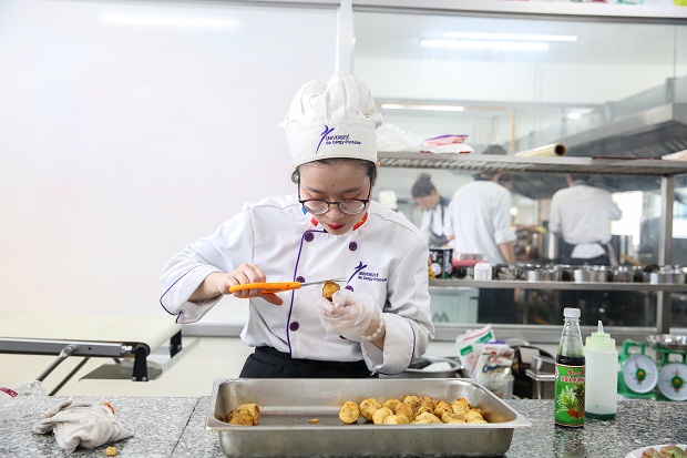 HUTECH – UCP students professionally prepared and served dishes in the International Mission 73