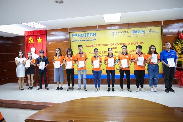 HUTECH Institute of International Education awards honored students and launches Scientific research 83