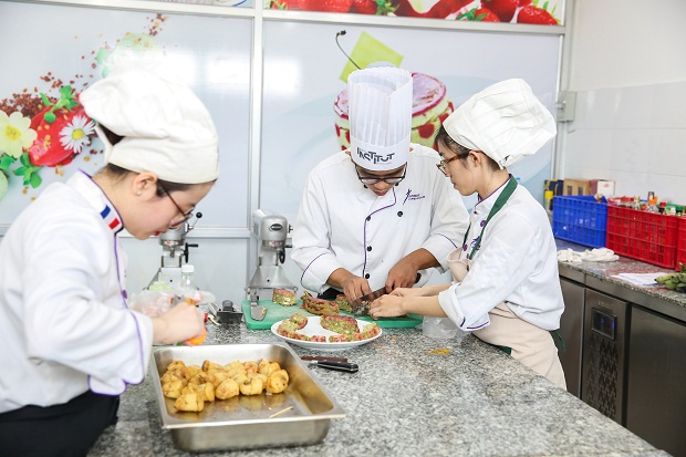 HUTECH – UCP students professionally prepared and served dishes in the International Mission 75