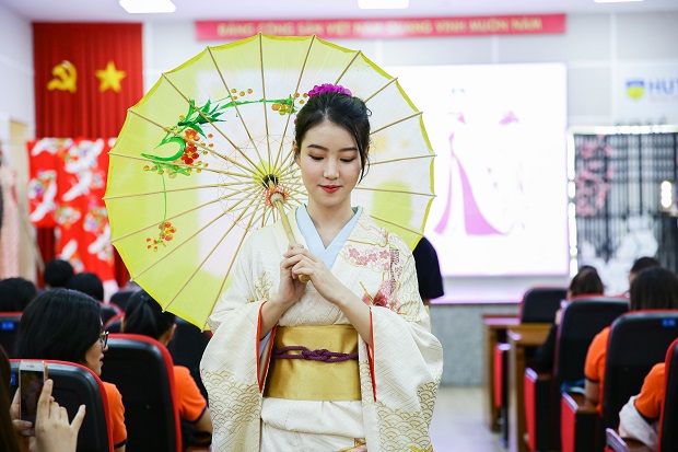 Students at the Faculty of Japan Studies explore “Vietnam- Japan culture” through traditional costumes. 170