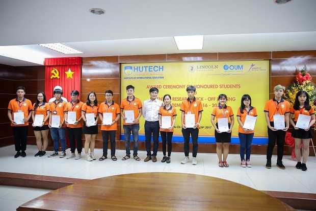 HUTECH Institute of International Education awards honored students and launches Scientific research 91