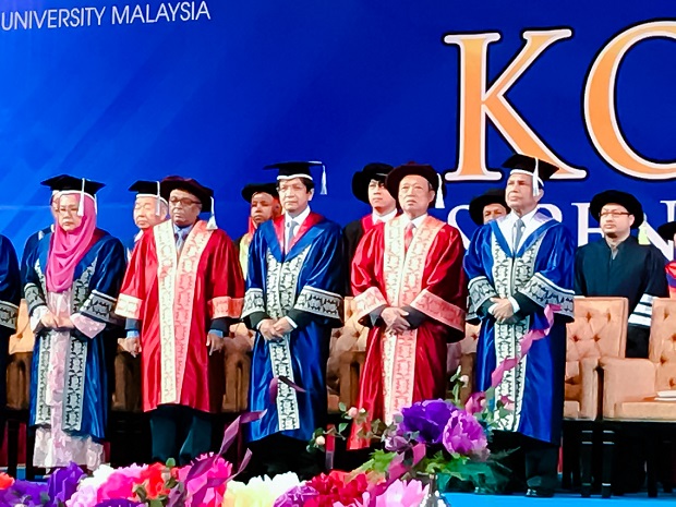Dr. Kieu Tuan received The Honorary Degree – Doctor of Entrepreneurship from OUM 27