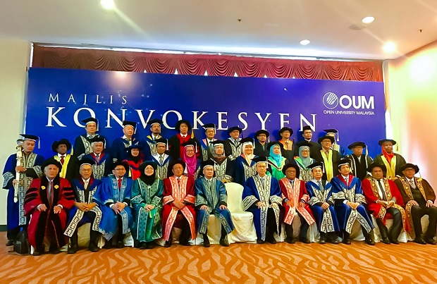 Dr. Kieu Tuan received The Honorary Degree – Doctor of Entrepreneurship from OUM 18