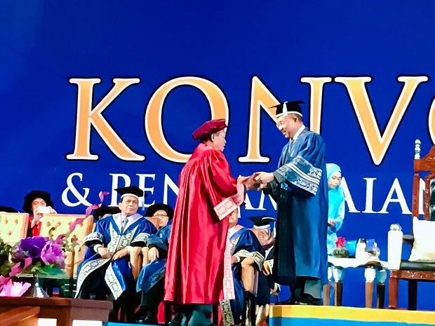 Dr. Kieu Tuan received The Honorary Degree – Doctor of Entrepreneurship from OUM 6