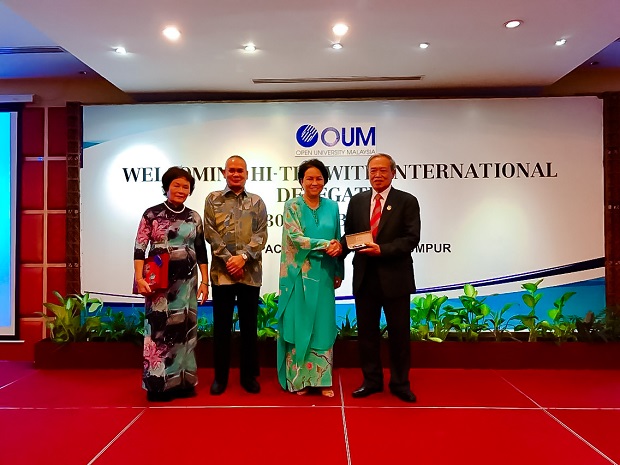 Dr. Kieu Tuan received The Honorary Degree – Doctor of Entrepreneurship from OUM 14