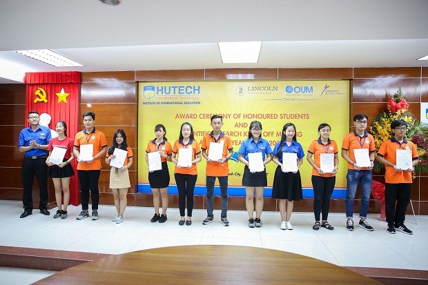 HUTECH Institute of International Education awards honored students and launches Scientific research 93