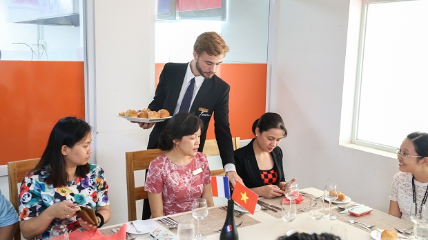 HUTECH – UCP students professionally prepared and served dishes in the International Mission 85