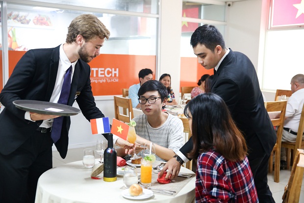 HUTECH – UCP students professionally prepared and served dishes in the International Mission 87