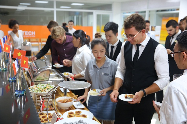 HUTECH – UCP students professionally prepared and served dishes in the International Mission 36