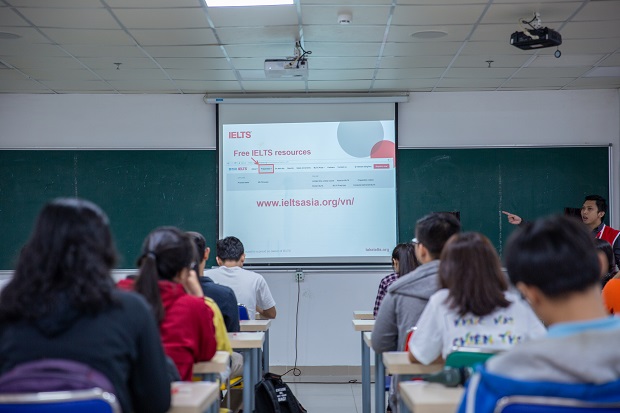HUTECH students experience trial IELTS test at the university 25
