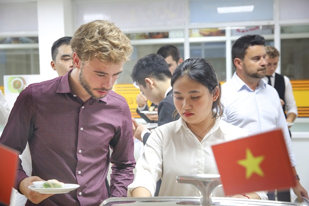 HUTECH – UCP students professionally prepared and served dishes in the International Mission 50