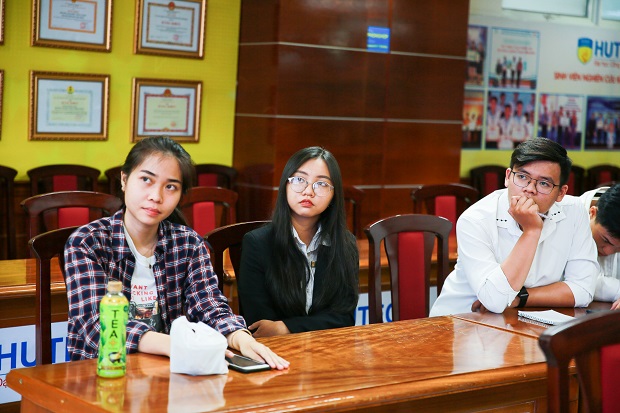 Students at HUTECH Institute of International Education learn about internship abroad with Nes Intern 38