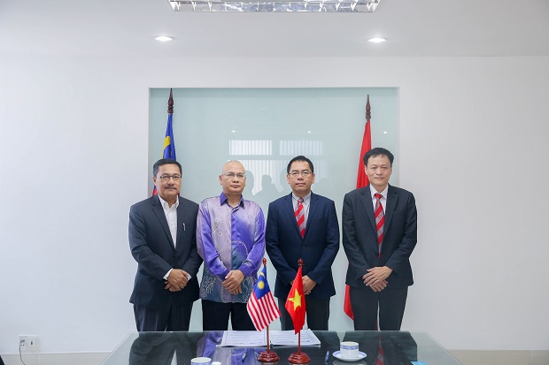 HUTECH and OUM continue to sign MOA for English Language MA and BA programs 35