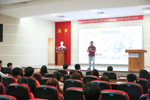 Entrepreneurs share useful information with HUTECH students who have the dream of start-ups 54