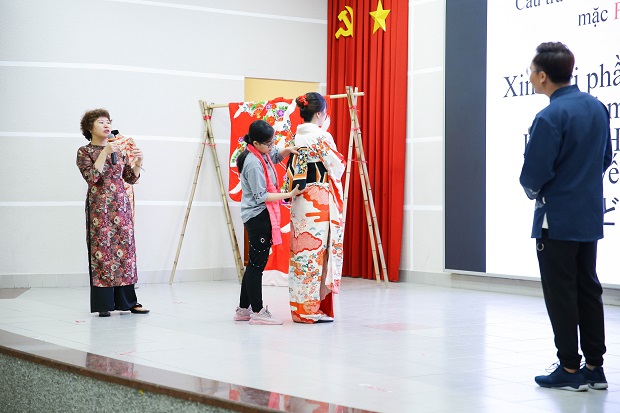 Students at the Faculty of Japan Studies explore “Vietnam- Japan culture” through traditional costumes. 106