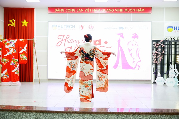 Students at the Faculty of Japan Studies explore “Vietnam- Japan culture” through traditional costumes. 111
