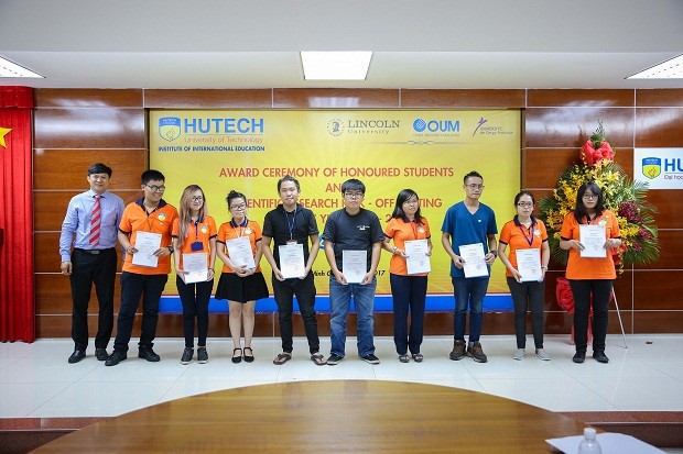 HUTECH Institute of International Education awards honored students and launches Scientific research 79