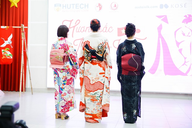 Students at the Faculty of Japan Studies explore “Vietnam- Japan culture” through traditional costumes. 113