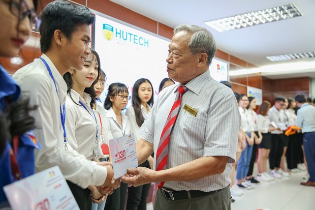 143 HUTECH students were officially admitted to the Youth Union at the meeting to celebrate the 130th birthday of President Ho Chi Minh 95