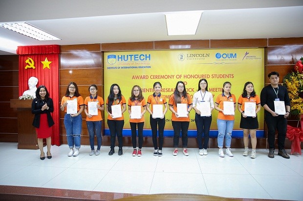 HUTECH Institute of International Education awards honored students and launches Scientific research 81