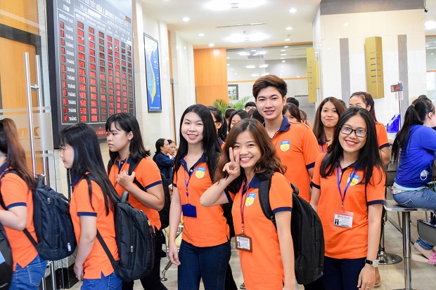 HUTECH students were on fact-finding tour at Sacombank brand 28