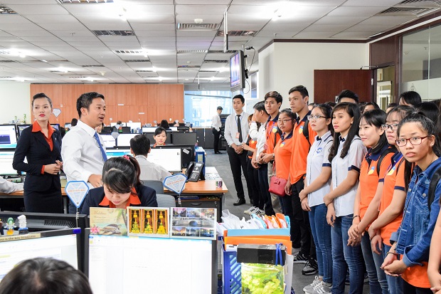 HUTECH students were on fact-finding tour at Sacombank brand 31