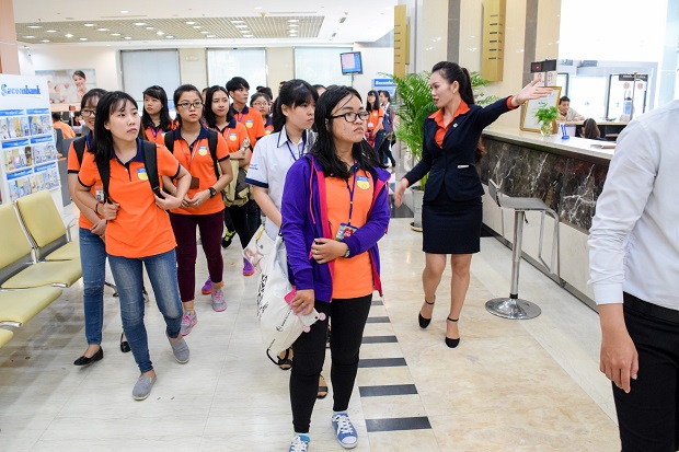HUTECH students were on fact-finding tour at Sacombank brand 32