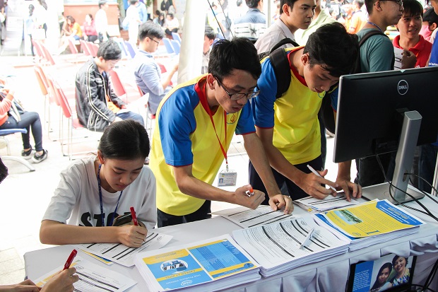 More than 6,000 students participated in 60 different business at the HUTECH Career Fair 32