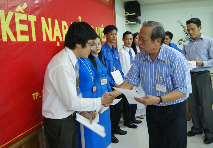 6 sinh viên ưu tú vinh dự kết nạp Đảng đúng vào dịp kỷ niệm 80 năm thành lập Đoàn TNCS Hồ Chí Minh 6