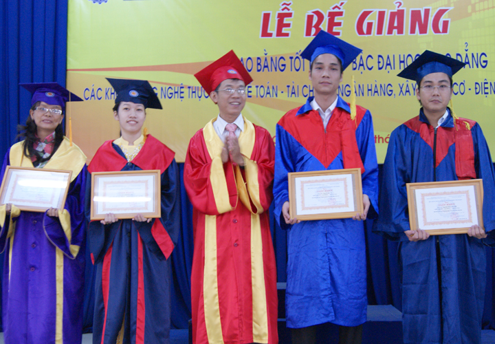 Gần 1.000 tân cử nhân, kỹ sư HUTECH các khoá vinh dự nhận bằng tốt nghiệp 6