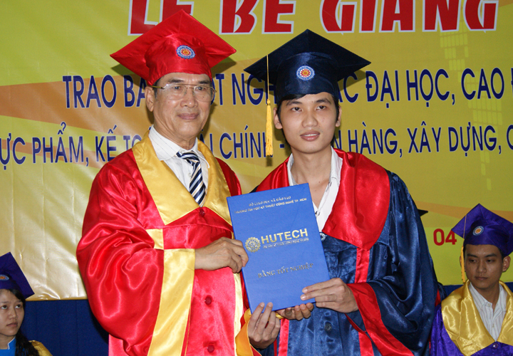 Gần 1.000 tân cử nhân, kỹ sư HUTECH các khoá vinh dự nhận bằng tốt nghiệp 12
