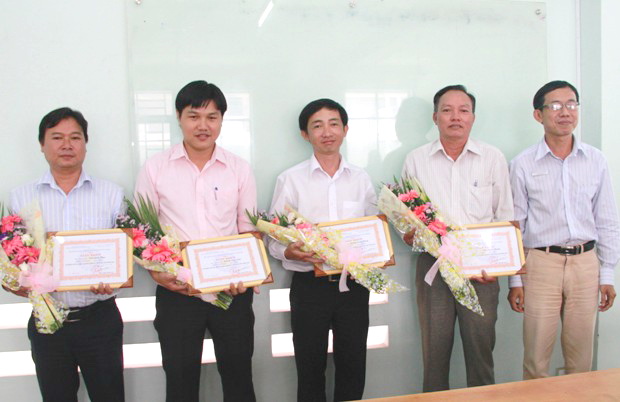 HUTECH khen thưởng học viên cao học khóa 2010 đạt thành tích cao trong học tập và quản lý lớp học 10