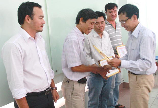 HUTECH khen thưởng học viên cao học khóa 2010 đạt thành tích cao trong học tập và quản lý lớp học 4