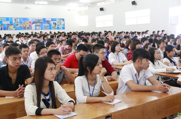 Tân sinh viên khoa Cao đẳng Thực hành sinh hoạt công dân sinh viên đầu khóa 4