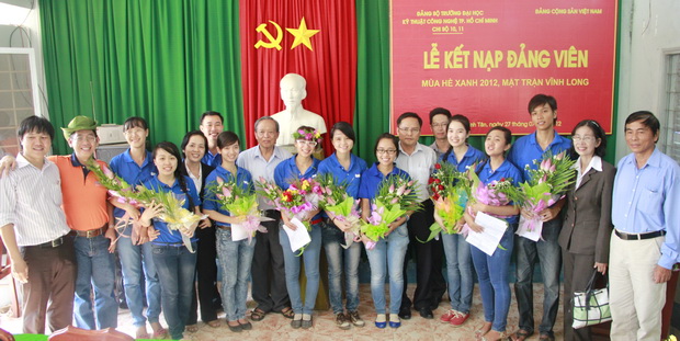 10 chiến sĩ tình nguyện Mùa hè xanh được kết nạp Đảng ngay tại mặt trận Vĩnh Long 12
