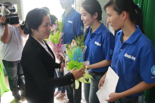 10 chiến sĩ tình nguyện Mùa hè xanh được kết nạp Đảng ngay tại mặt trận Vĩnh Long 4