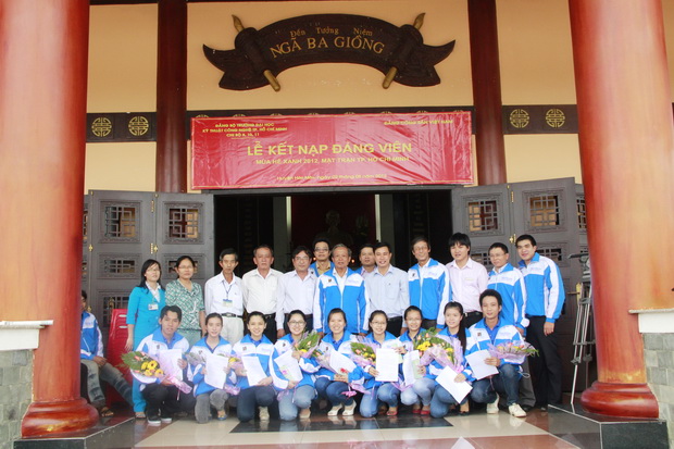 Đảng bộ HUTECH kết nạp Đảng 29 chiến sĩ tình nguyện trong chiến dịch Mùa hè xanh 2012 21