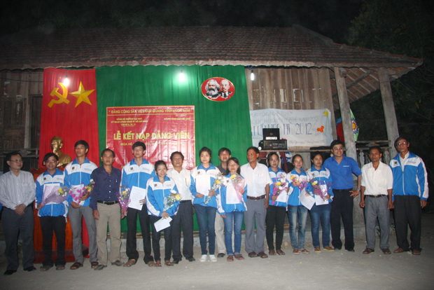 Thêm 9 chiến sĩ Mùa hè xanh vinh dự được kết nạp Đảng ngay tại mặt trận 19