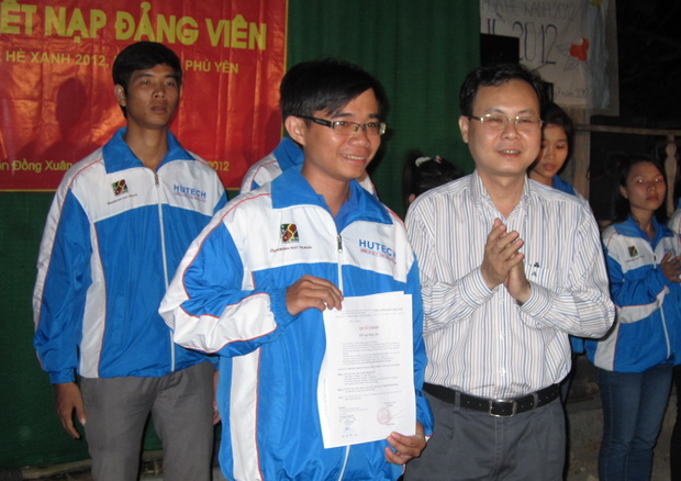 Thêm 9 chiến sĩ Mùa hè xanh vinh dự được kết nạp Đảng ngay tại mặt trận 4