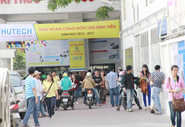Háo hức những ngày đầu tiên tiếp nhận hồ sơ xét tuyển nguyện vọng bổ sung ĐH, CĐ 2012 11