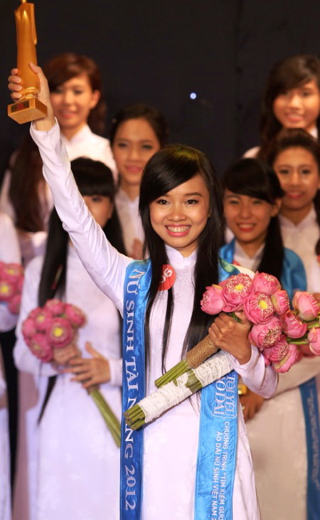 Sinh viên đoạt giải Nữ sinh tài năng tại cuộc thi “Tìm kiếm gương mặt áo dài nữ sinh Việt Nam 2012”  8