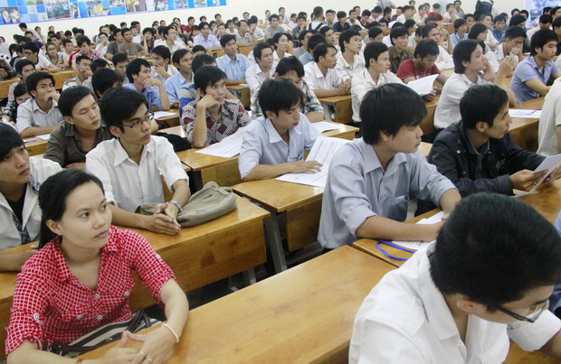 Tân sinh viên hệ Liên thông, Văn bằng 2, Vừa làm Vừa học 2012 tham gia sinh hoạt đầu khóa 4